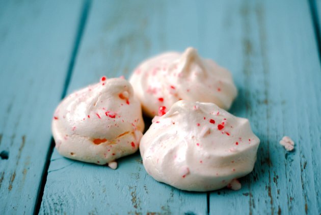 easy holiday peppermint meringue kisses