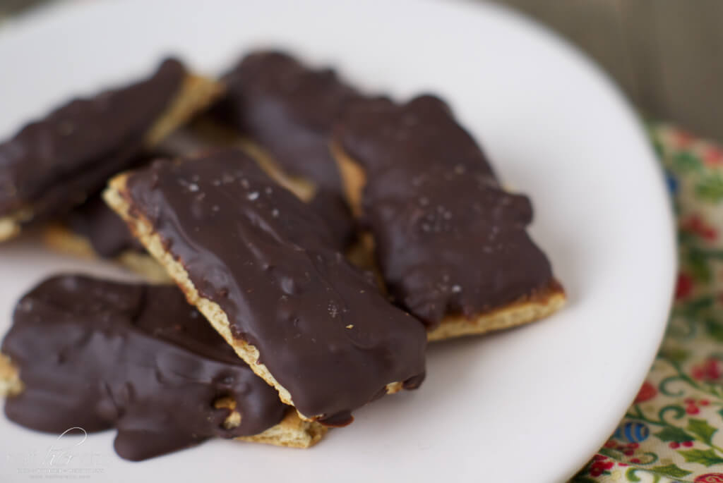 No Bake Chocolate Peanut Butter Graham Bars are childhood memories meets weight loss friendly dessert. Quick & easy recipe for 100 calorie treats.