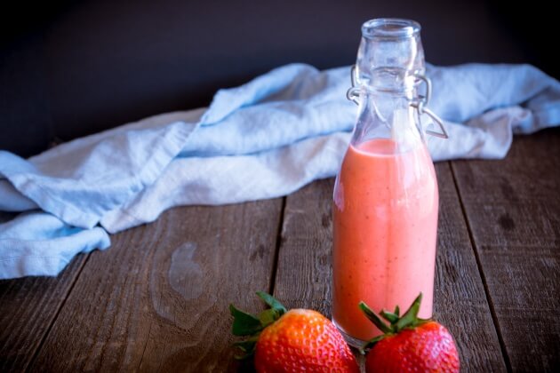 Salad season is coming! Make sure you have a few easy salad dressing recipes ready to go. Start with this quick & easy low-fat strawberry vinaigrette.