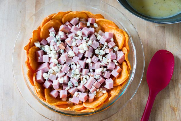 Sharp blue cheese with ham in a sliced sweet potato crust. Ham & blue cheese sweet potato quiche makes an excellent healthy breakfast, brunch, or lunch.